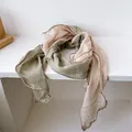 Detail van tweekleurige grijsgroene en lichtroze linnen sjaal met fijne kanten randen - Bonengroen en Beige