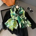 Dettaglio della sciarpa in lino verde con stampa a olio e glitter su maglia nera - Verde Monet