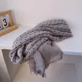 Detalle de la textura de lino del pañuelo gris con lunares negros y bordes de flecos - Gris claro