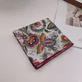 Gefaltetes Blumen-Baumwolltuch mit Ethno-Muster und roter Stickkante für Damen - Mandala Frühling Weiß