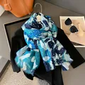 Dettaglio di sciarpa blu con stampa pittura a olio astratta e accenti in lamina d'oro - Blu Monet