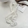 Dettaglio di sciarpa in chiffon bianco con eleganti bordi ondulati neri a contrasto - 105*47cm / Bianco