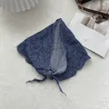 Dettaglio di bandana in cotone blu navy a fiori con fodera a righe e bordo a onde rifinito - Blu