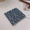 Detailaufnahme des dunkelblauen Baumwolltuchs mit Gänseblümchenmuster und feiner Naht - Kleiner Löwenzahn