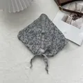 Vista piatta di un foulard a triangolo in lino grigio floreale con un nodo - Grigio chiaro