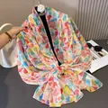 Bunter Schal mit Blattmuster und modischen Accessoires für Damen im Urlaub - Bunt