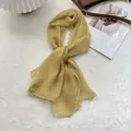 Dettaglio di sciarpa in seta giallo zenzero con pizzo bianco ondulato e trama trasparente - 105*47cm / Verde-giallo