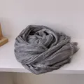 Dettaglio della sciarpa di lino grigio con trama a pieghe e bordo in pizzo bianco - Grigio chiaro