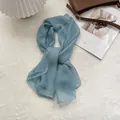 Dettaglio di sciarpa in chiffon azzurro con bordi ricamati a conchiglia bianchi - 105*47cm / Celeste