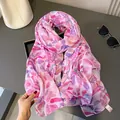 Detailaufnahme von Schal mit Blattmuster in Rosa und Lila aus weichem Baumwollmischgewebe - Rosa-Lila