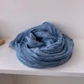 Dettaglio della sciarpa in cotone e lino blu grigio con elegante bordo in pizzo floreale - Blu