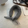 Piccolo foulard classico in puro lino a quadretti bianchi e neri con trama traspirante - Stile Gingham Piccolo
