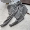 Primer plano de bufanda de lino plisada gris con bordado decorativo en zigzag blanco - 90x90cm / Gris