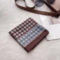 Vue détaillée du foulard carré en tricot à losanges avec bordure marron sur peluche - Damier Café