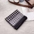 Détail d'un foulard en coton et lin avec motif losange noir et gris sur fond en peluche - Damiers Noir