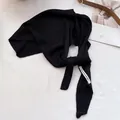Scialle a triangolo in maglia nera minimalista con etichetta del marchio su sfondo bianco - Nero