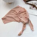 Dettaglio della trama in maglia dello scialle a triangolo rosa con etichetta sobria - Rosa