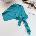 Dettaglio dello scialle triangolare a maglia verde acqua con etichetta tessuta - Verde petrolio