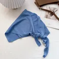 Dettaglio del tessuto dello scialle a triangolo in maglia blu con bordo e etichetta - Blu Reale