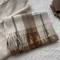 Détail d'une écharpe en cachemire à carreaux avec de longues franges et étiquette de marque - 180x30cm / Blanc Cassé