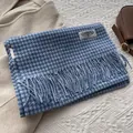 Dettaglio della sciarpa in lana pied de poule blu e bianca con frange ed etichetta - 180cmx30cm / Blu
