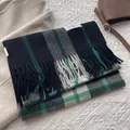 Gros plan sur l'écharpe en cachemire à carreaux matcha avec franges et étiquette tissée - 180x30cm / Bleu marine