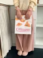 Details von rosa gestrickten Wollhandschuhen mit Rippenstruktur und kleinem Etikett - Rosa