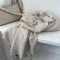 Dettaglio di sciarpa in cotone lino a quadri beige chiaro con nappe in perline di legno - Bianco avorio