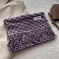 Dettaglio della sciarpa in lana pied-de-poule viola e beige con frange ed etichetta - 180cmx30cm / Viola