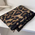 Écharpe épaisse en tricot à motif léopard avec texture côtelée pour styles d'hiver - café