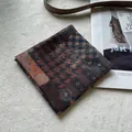 Detail eines Halstuchs aus Baumwolle mit Paisley- und Hahnentrittmuster auf weichem Stoff - 58x58cm / Cashew-houndstooth-kaffee