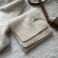 Detalle de bufanda de lana pura blanco crema mostrando tejido fino y etiqueta de material - Marfil