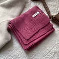 Primer plano de bufanda de lana ciruela 100% con textura de punto acanalado y etiqueta de lujo - Rosa Frambuesa