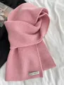 Rosafarbener Strickschal für Damen mit dekorativem Etikett für warme Winteroutfits - Rosa