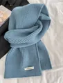 Eleganter graublauer Strickschal für Damen mit dekorativem weißem Webetikett-Detail - Meersalz Blau