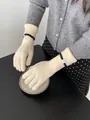 Détail de gants en cachemire tricotés blanc crème avec poignets côtelés et rayure - Blanc Cassé