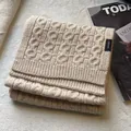 Dettaglio di sciarpa beige 100% lana con maglia a trecce e consistenza premium - Bianco Sporco
