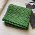 Trama dettagliata della sciarpa di lana verde 100% con motivo a maglia in rilievo - Verde