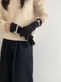 Détail de gants en tricot noir avec poignets rayés et doublure chaude pour l'hiver - Noir