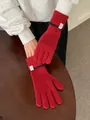 Détail de gants en cachemire rouge tricotés avec poignets rayés bleus et étiquette logo - Style à Doigts Complets avec Poignet Rayé / Rouge