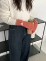 Gants en maille épaisse rose corail avec logo minimaliste sur le poignet en gros plan - Style Nervuré à Doigts Complets / Rose Orangé
