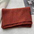 Dettaglio di sciarpa in maglia 100% lana con motivo a trecce e trama caramello - Arancione Zucca