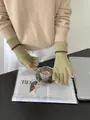 Détails de mitaines en tricot vert sauge avec rayures brunes sur les poignets - Gants sans doigts / Vert matcha