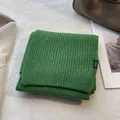 Detailaufnahme von grünem Wollschal aus 100% Wolle mit weicher Rippstrick-Struktur - Grün