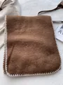 Detailansicht eines dunkelbraunen Wollschals mit weißer Ziernaht an den Kanten - 180*60cm / Kaffeebraun