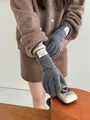Dettaglio di guanti lunghi in maglia grigia con etichetta Bonjour sul polsino a coste - Grigio