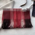 Makrodetail der klassischen Karo-Wollschal-Textur mit weichen Fransenkanten - Großes Rotes Karomuster