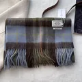 Detail eines Schals aus 100 % Wolle mit klassischen Karomustern und eleganten Quasten - Gletscherblau