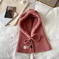 Dettaglio del passamontagna in maglia rosa con fodera in peluche e bottoni neri - Rosa