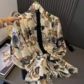 Detailansicht von Schal mit Leinenhaptik, Vintage-Blumenmuster und Fransenrand - Gebrochenes Weiß